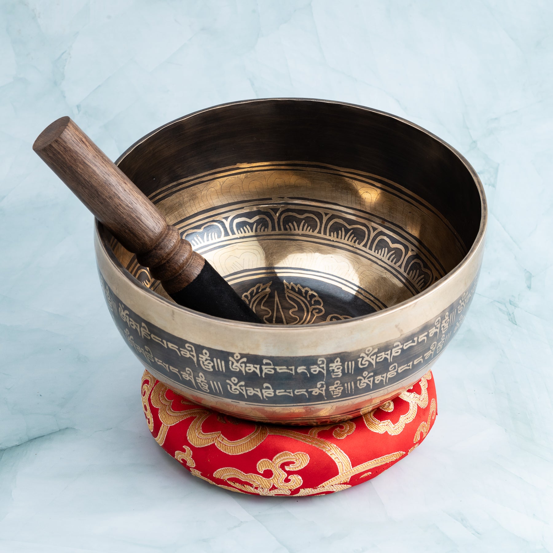 Singing bowl in bronze with striker and pillow