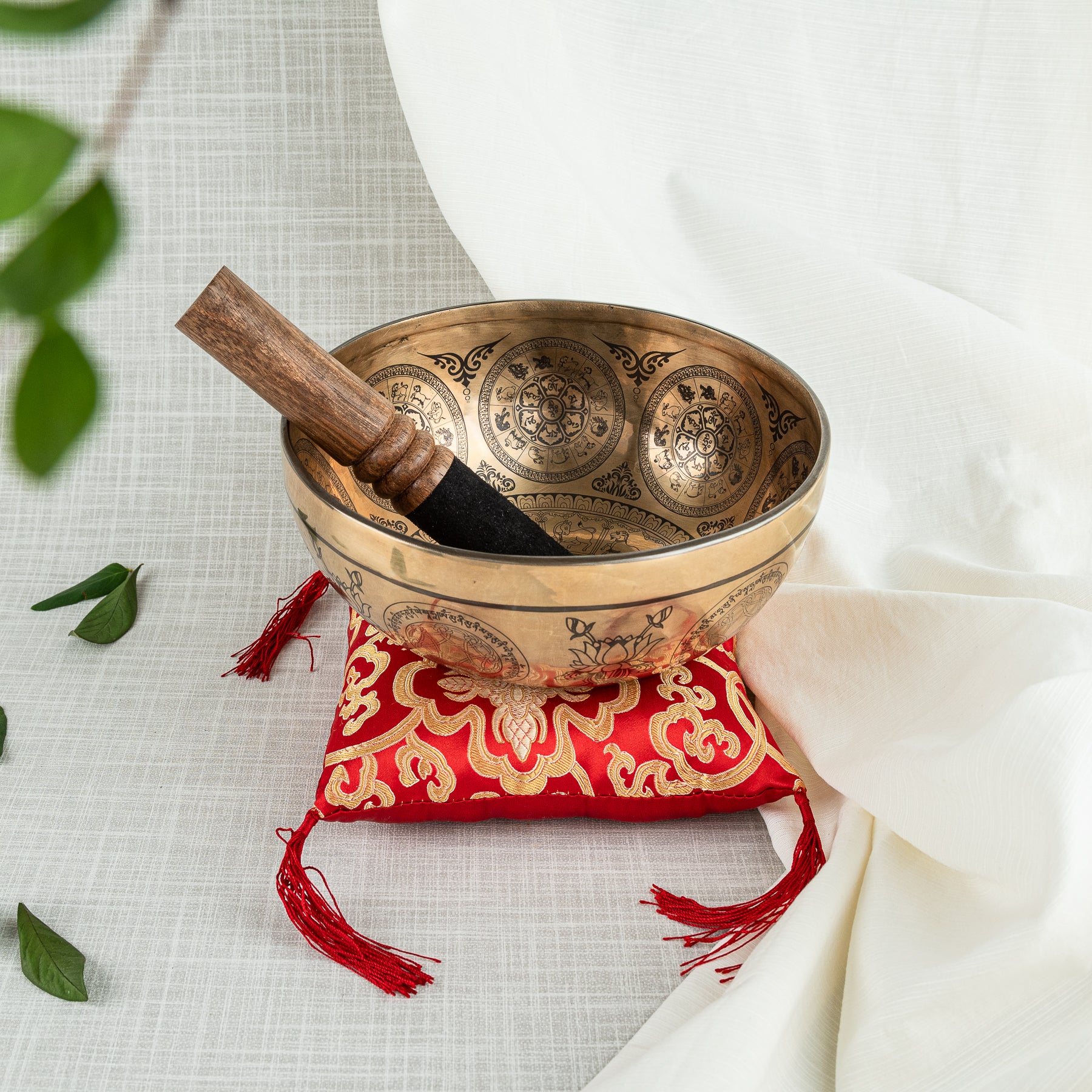 Singing bowl with cushion and mallet