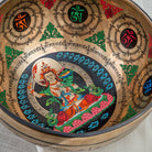 Nærbillede af indersiden af Manjushri Thangka Design syngeskål