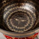 Tæt indre billede af Buddhas øjne syngeskål
